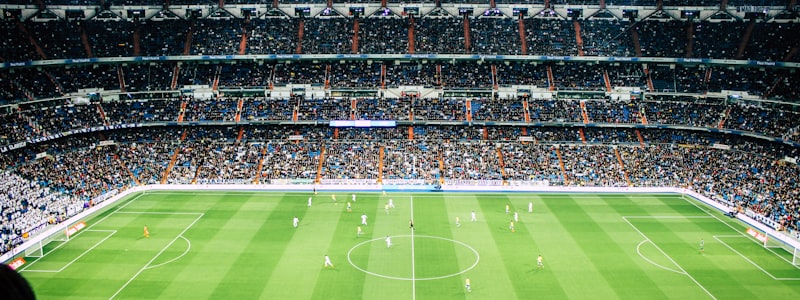 战术分析板展示足球比赛阵型与跑位路线示意图